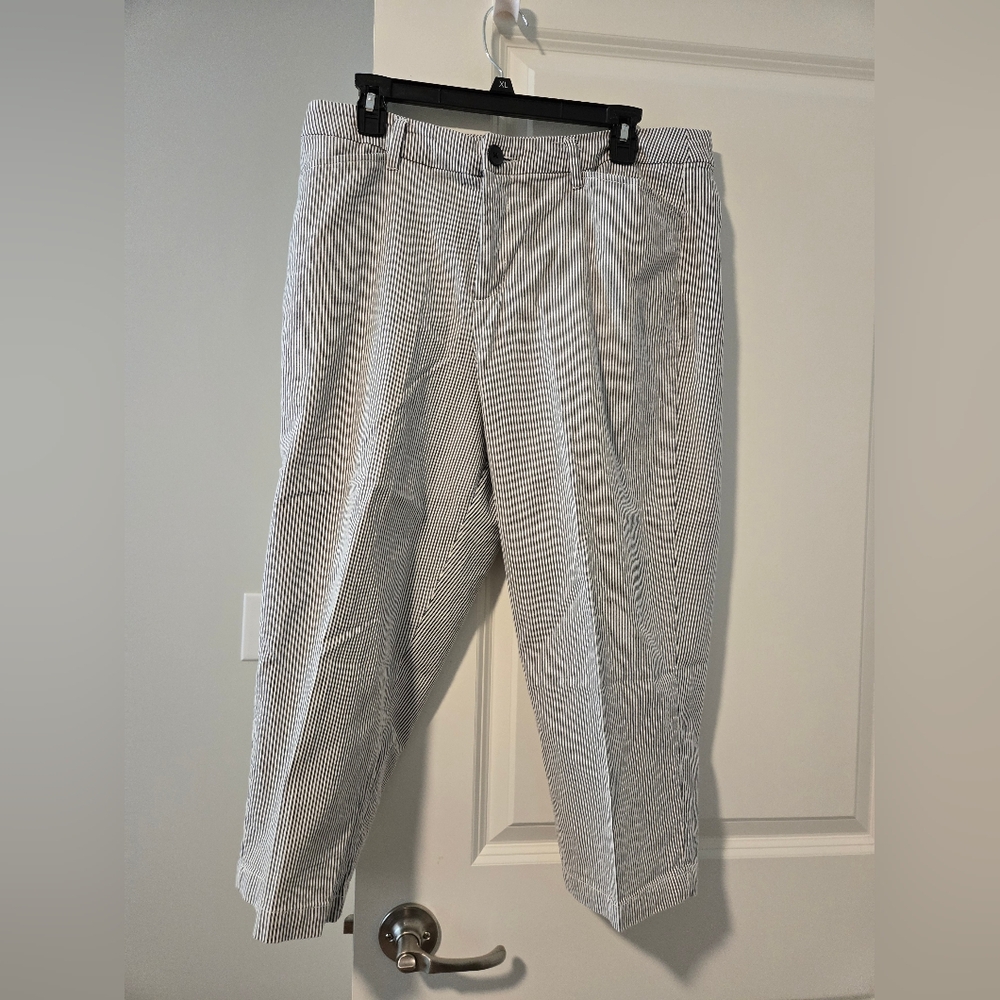 Croft & Barrow Gray SeerSucker Crop Pants. Excellent Condition.